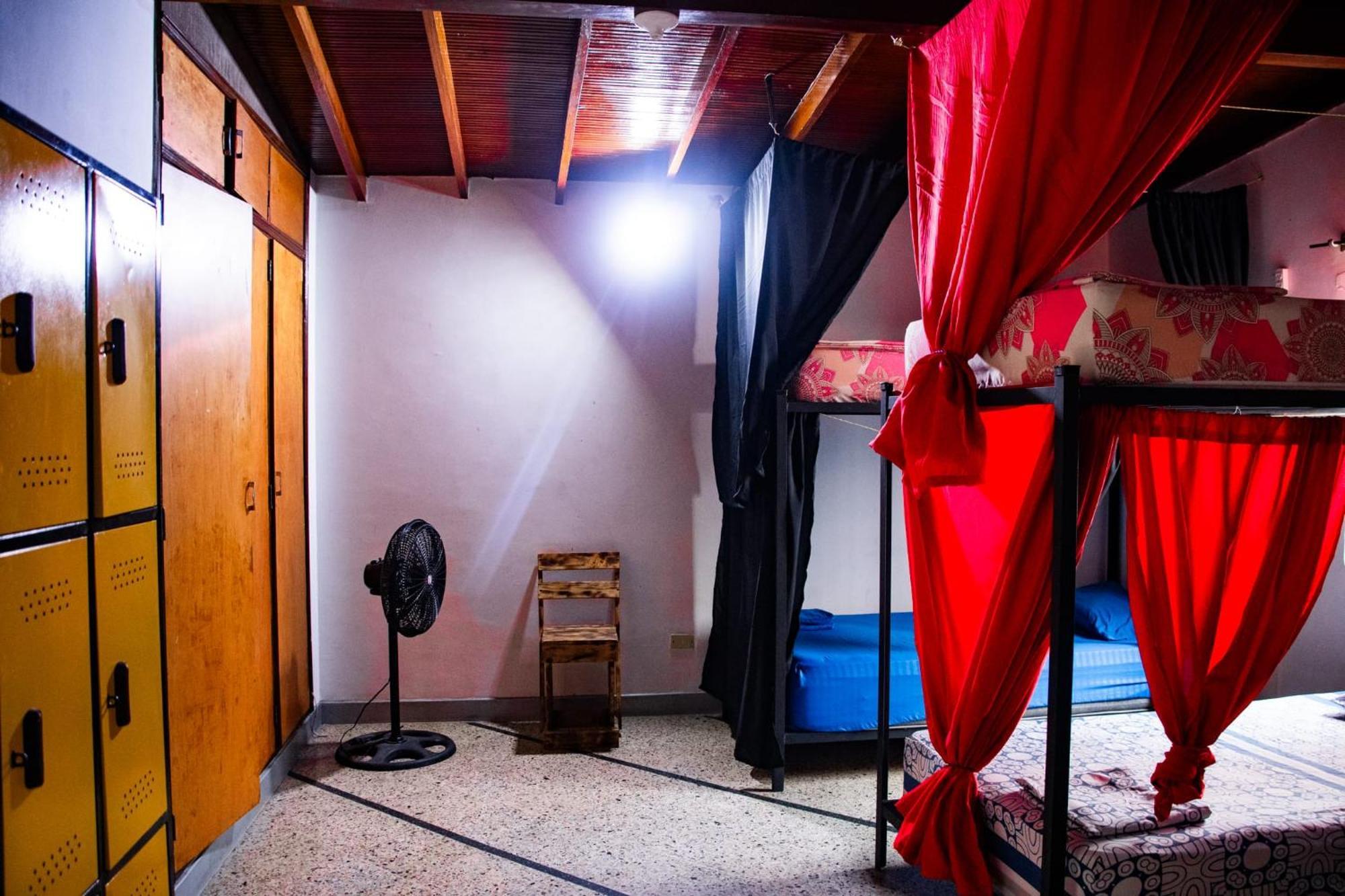 Casa Almarita - Hostal, Bar Y Restaurante Medellín Kültér fotó