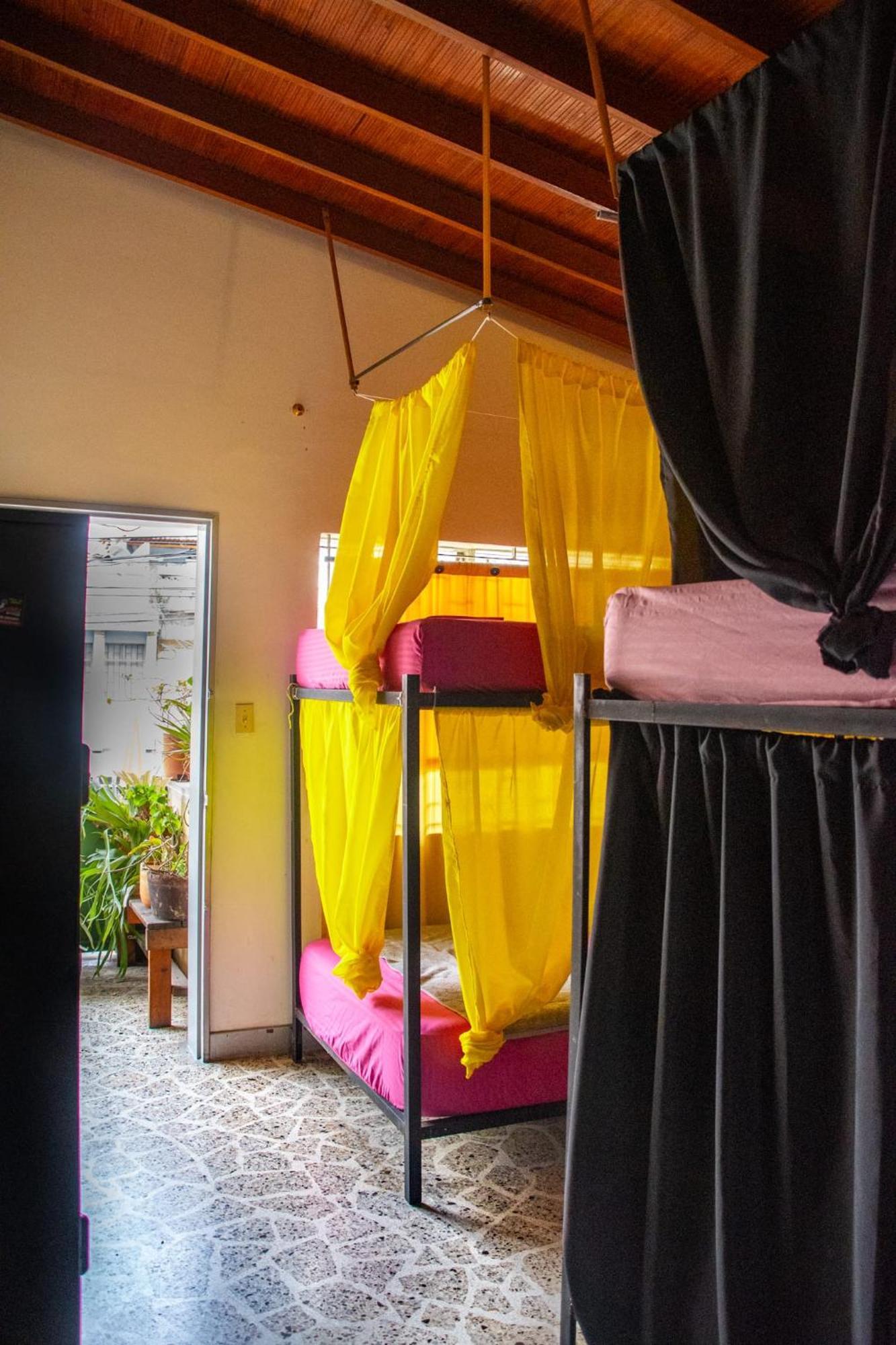 Casa Almarita - Hostal, Bar Y Restaurante Medellín Kültér fotó