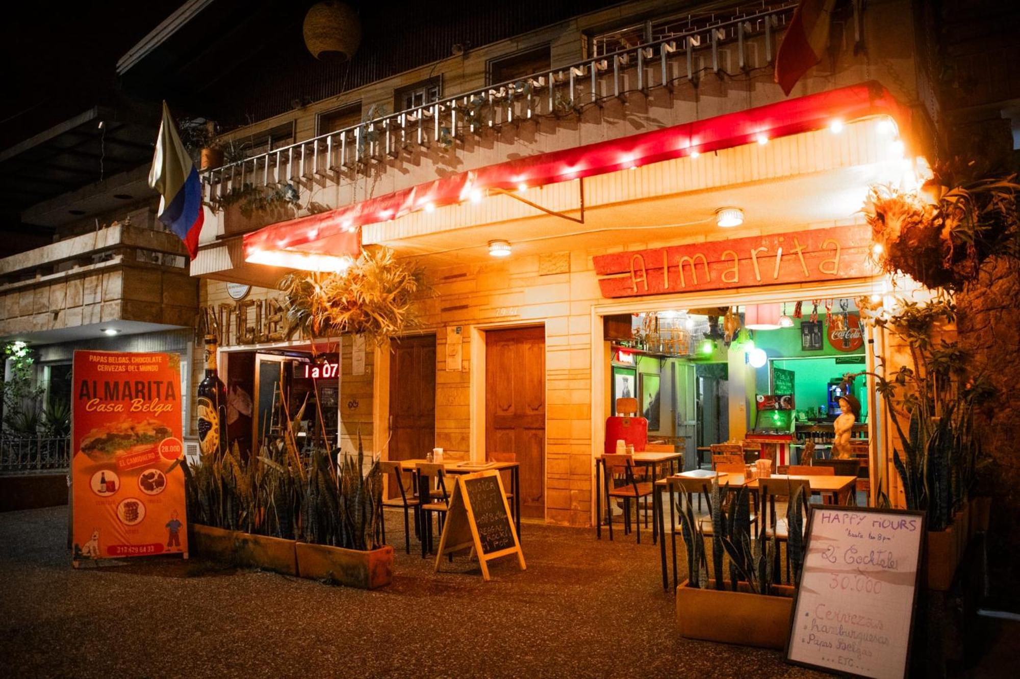 Casa Almarita - Hostal, Bar Y Restaurante Medellín Kültér fotó